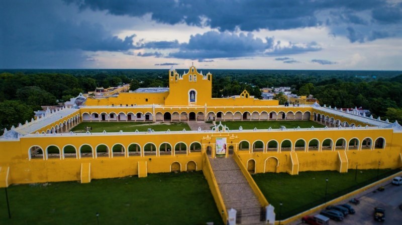 Izamal es un pueblo mágico del estado de Yucatán, se le conoce como "la ciudad de las tres culturas"