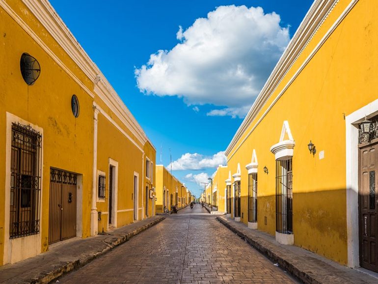 Este bello pueblo llamado Izamal se encuentra a menos de una hora de Mérida.