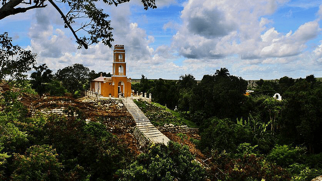 La iglesia de la hacienda de San Lorenzo de Aké está construida sobre las ruinas mayas