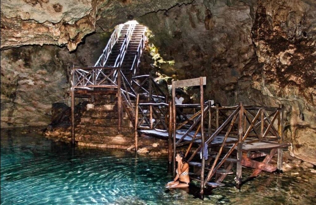 Ubicado a tan solo 30 minutos de Mérida, en el pequeño pueblo de Pebá, se encuentra el cenote Sambulá de tipo caverna.