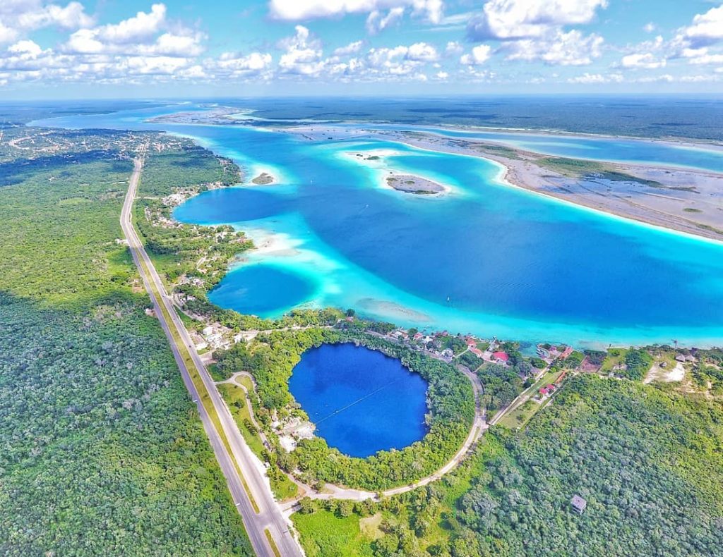 La laguna de los siete colores de Bacalar, Quintana Roo, te impresionará con sus diferentes tonalidades