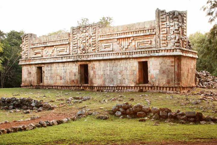 Xlapak, “piedra vieja” cuenta con tres pirámides restauradas , es uno de los sitios que integran la ruta puuc.