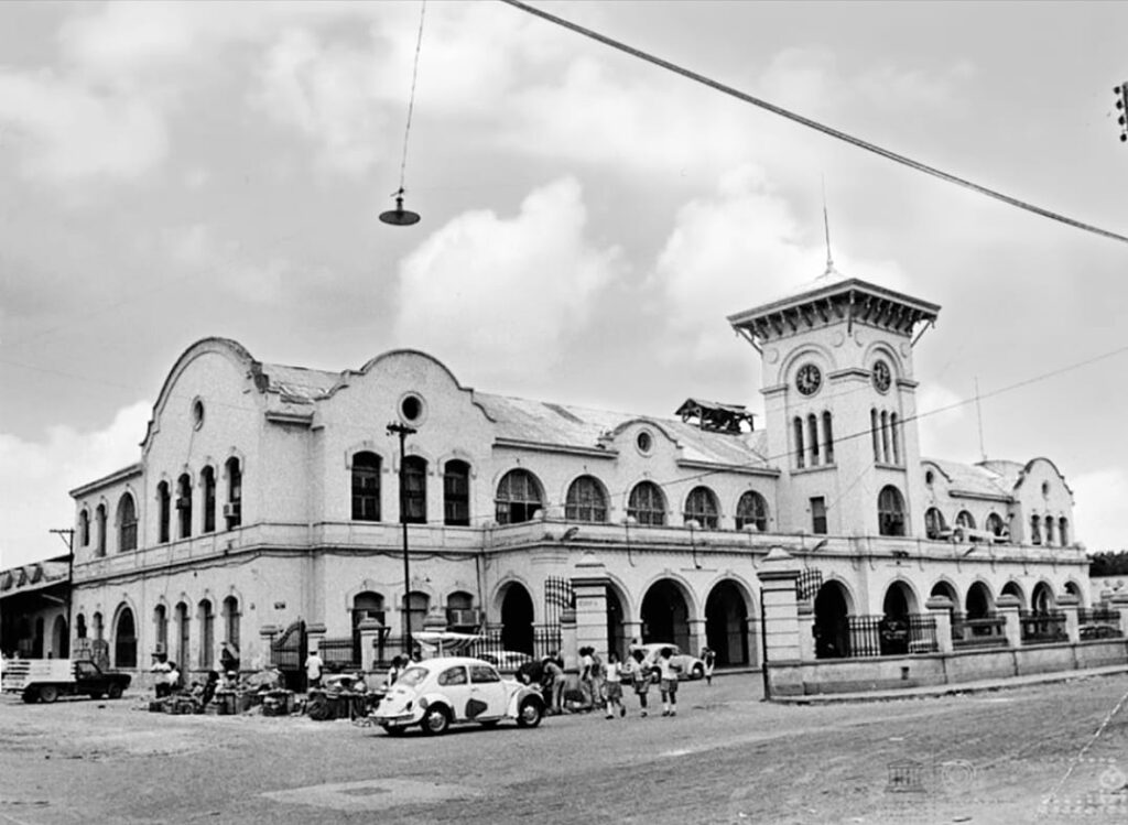 Año 1970. Esta antigua fotografía muestra la Estación Central de Ferrocarriles en aquella época