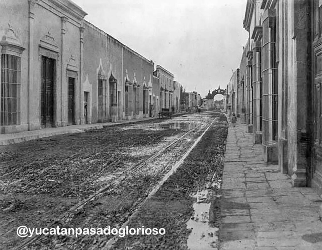 A finales del siglo XIX y durante la época de lluvias, las calles de la ciudad de Mérida se convertían en verdaderos lodazales 