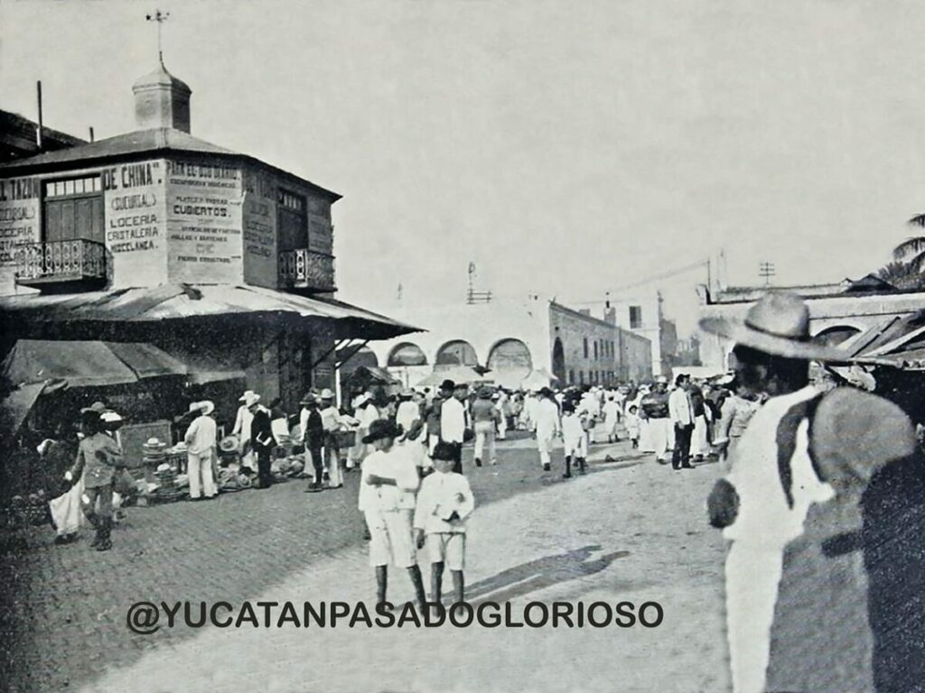La calle 65 en 1906 desde antaño ha sido una de las vialidades comerciales más importantes de la ciudad de Mérida. 